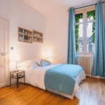 Une chambre dans un logement pour les invités de votre mariage proposé grâce à la conciergerie L’Instant Clef.