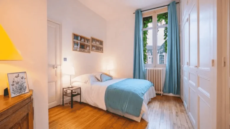 Une chambre dans un logement pour les invités de votre mariage proposé grâce à la conciergerie L’Instant Clef.